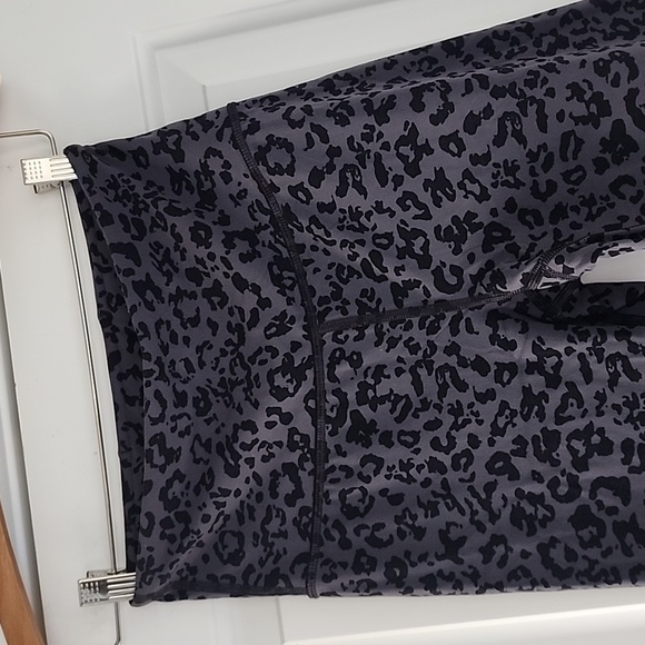 Athleta black/gray leopard print Elation Ultra High Rise legging! - Picture 3 of 10